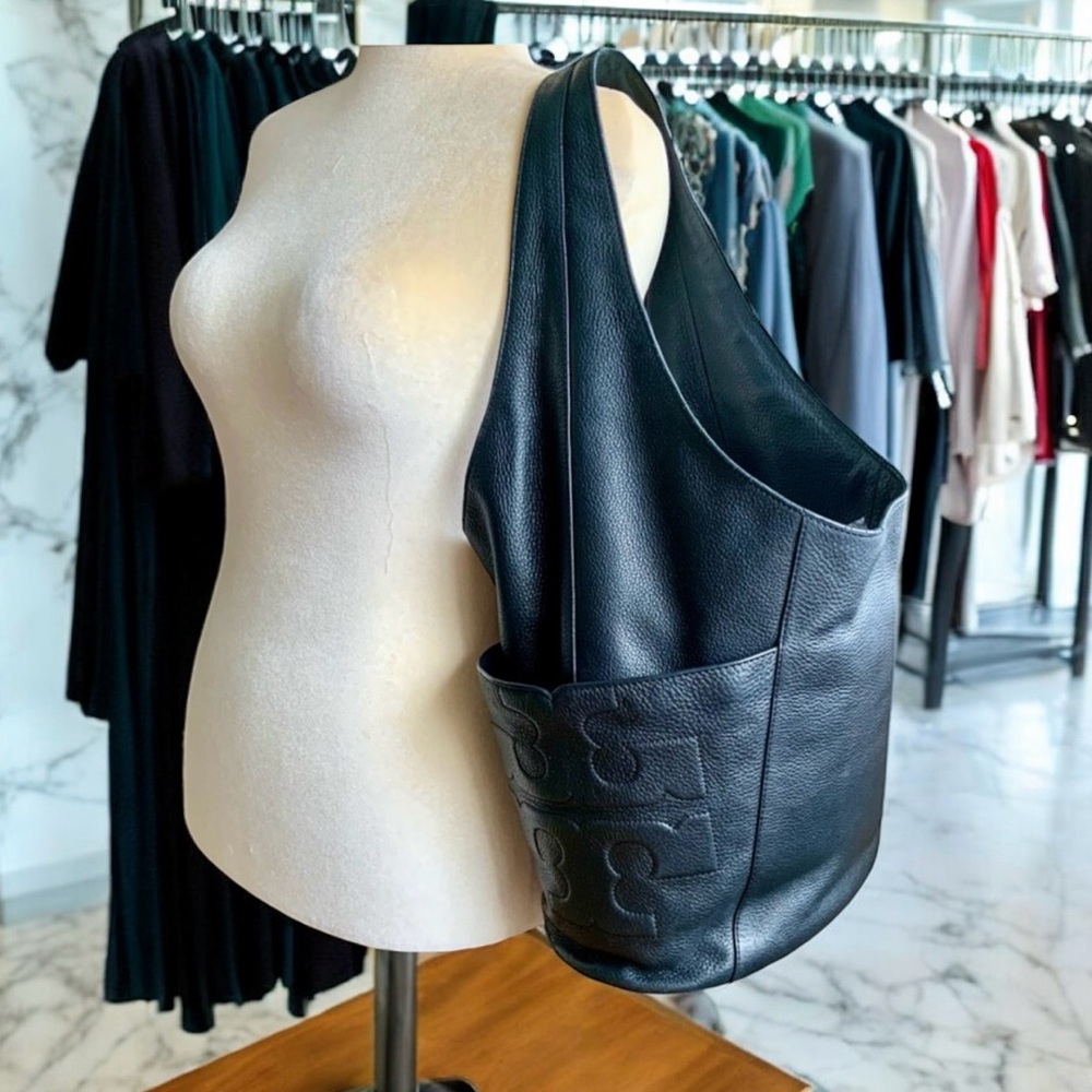 Tory Burch Bombe T Hobo in Black